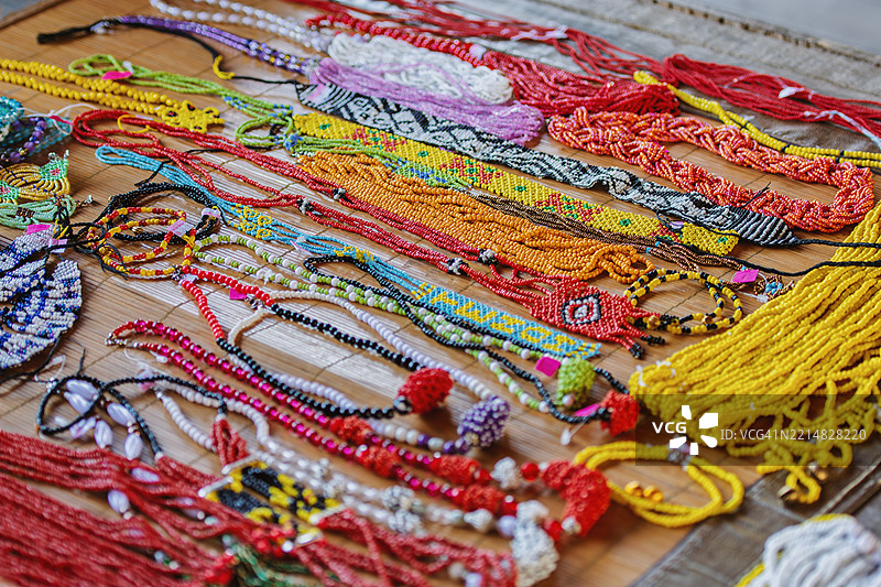 沙巴婆罗洲色彩斑斓的珠子首饰图片素材