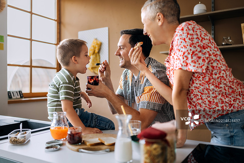 家庭在厨房台面上享用早餐图片素材