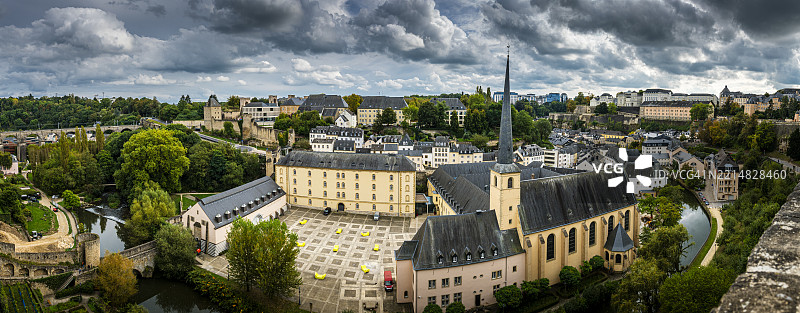 卢森堡市阿尔泽特河与下城区的景观，纽门斯特修道院图片素材
