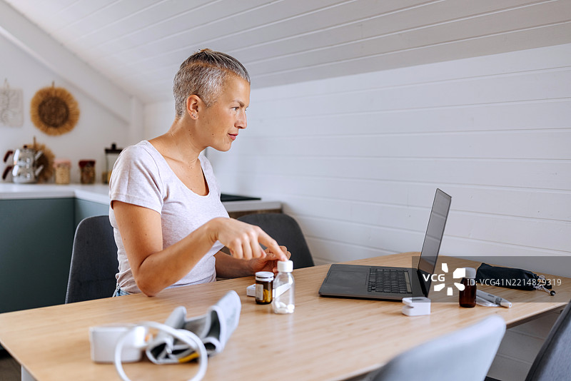 女性使用笔记本电脑进行在线医疗咨询图片素材