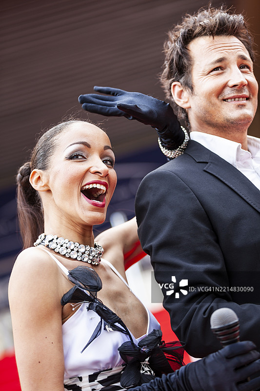 戛纳红毯上的名人情侣图片素材