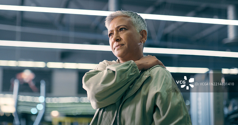 受伤、肩部疼痛和成熟的女性在健身房锻炼，运动员有骨科问题或纤维肌痛急症。个人、肌肉紧张或医学关节炎与训练或健身俱乐部健康相关。图片素材