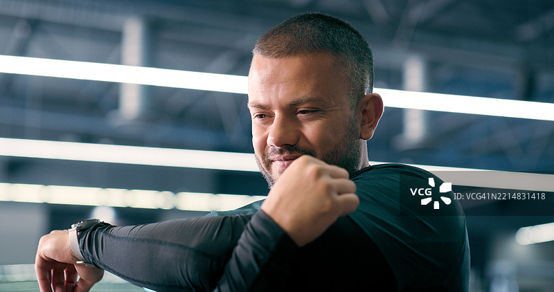 灵活性、伸展手臂和健身房中的男性为表现、健康和热身而准备。运动健康、准备和运动员进行锻炼、健美训练和健身俱乐部的锻炼。图片素材