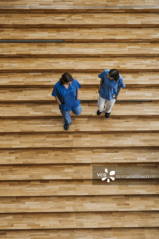 女性医生在楼梯上交谈的俯视镜头图片素材