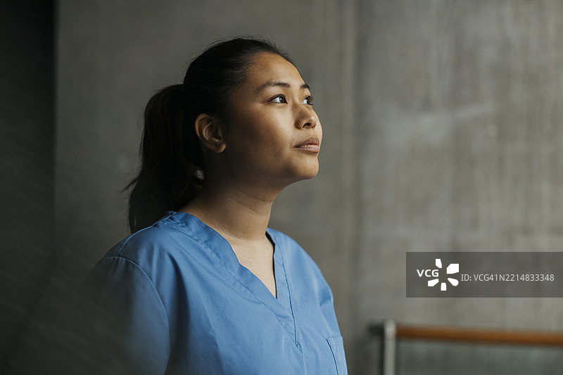 沉思的年轻女医生望向远方图片素材