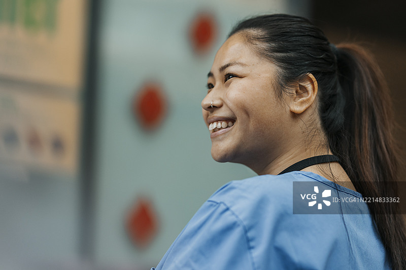 年轻女性医疗专家的快乐头像，目光向外看去图片素材