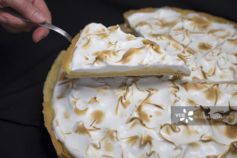 自制柠檬蛋白派正在上桌图片素材