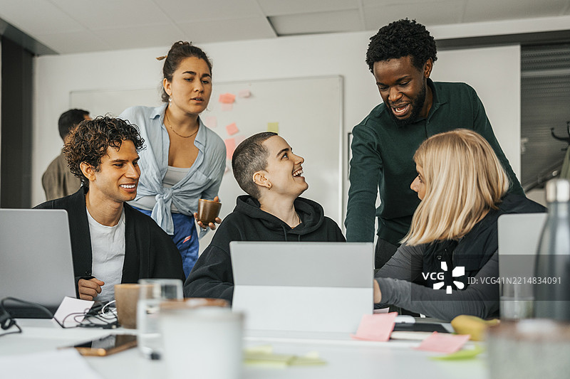 快乐的商务专业人士在科技初创公司办公室讨论并策划创意图片素材