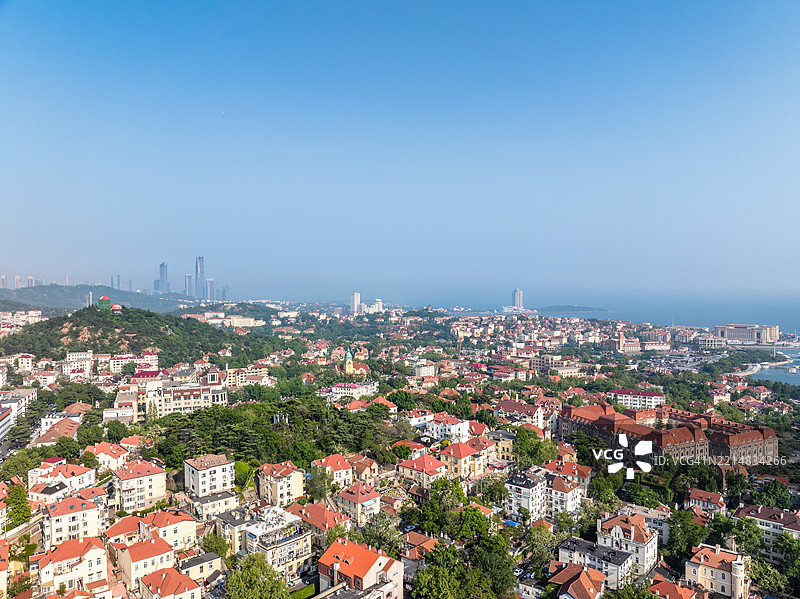 青岛老城区的无人机俯瞰图，笼罩在雾霭中图片素材