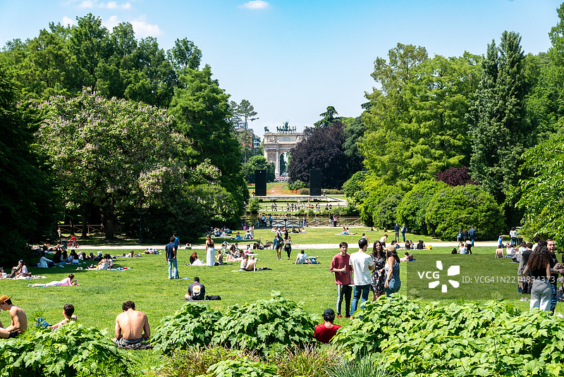 人们在米兰的森皮奥内公园享受愉快的放松时光。图片素材
