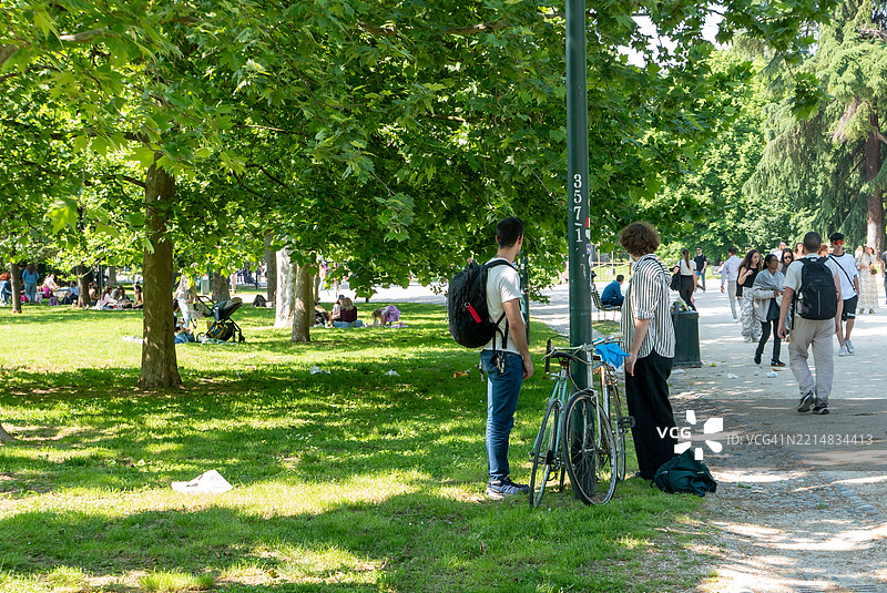 人们在米兰的森皮奥内公园享受愉快的放松时光。图片素材