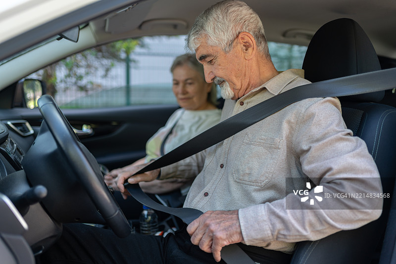 老年男子在车内系安全带图片素材