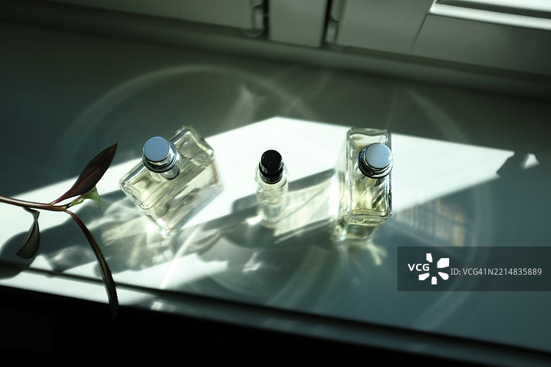 阳光明媚日子的香水选择图片素材