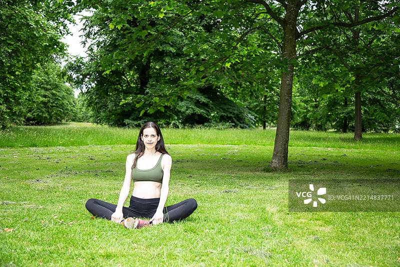 孕妇在练习瑜伽图片素材