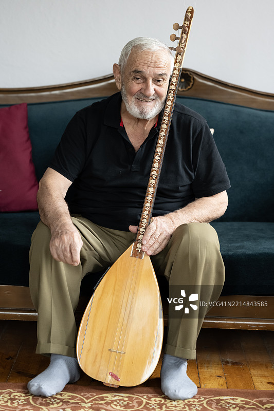 一位老年人演奏土耳其弦乐器巴格拉玛图片素材
