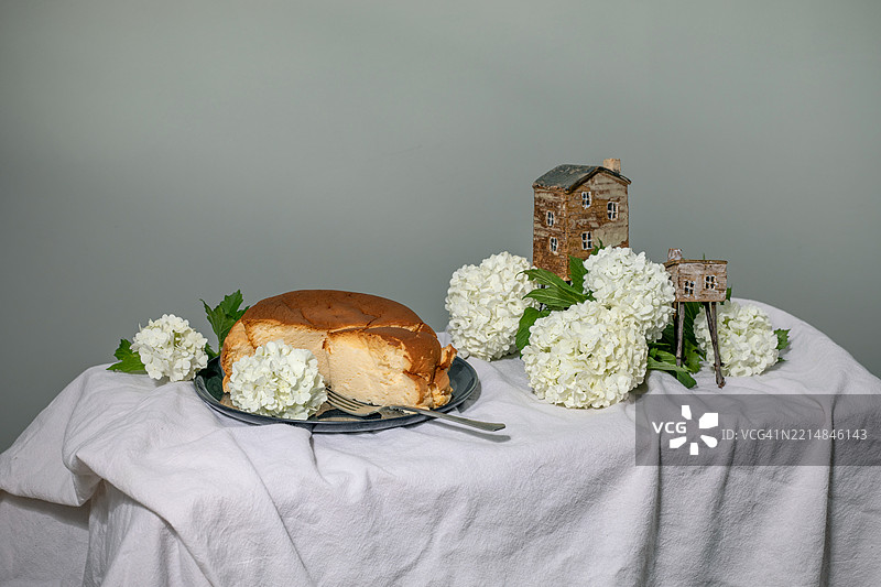 小屋日式奶酪蛋糕与白色绣球花图片素材