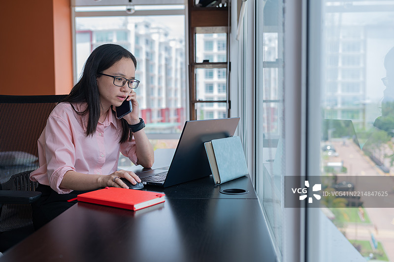 亚洲女性办公室职员的高效工作照片图片素材