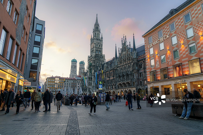 慕尼黑新市政厅日落时的玛利恩广场图片素材