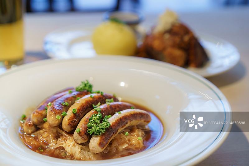 烤德国香肠配酸菜和肉汁图片素材