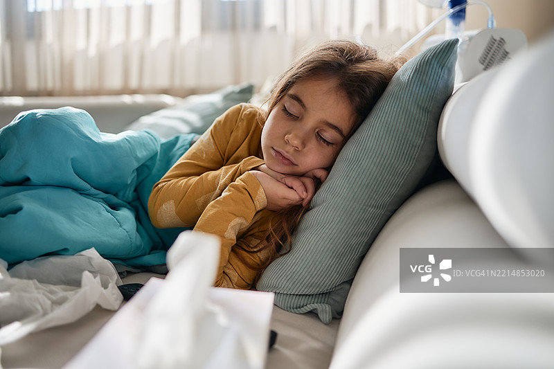 生病的女孩用纸巾睡觉图片素材