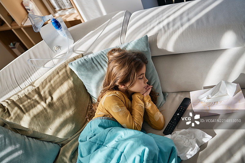 生病的女孩用纸巾睡觉图片素材