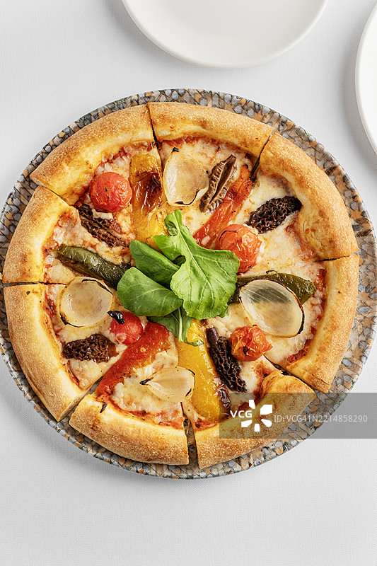 蘑菇披萨。羊肚菌披萨。美味的素食。新鲜出炉的那不勒斯披萨，配有奶酪和蘑菇。图片素材