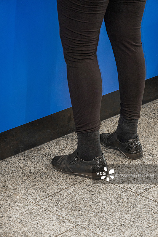 黑色紧身裤图片素材