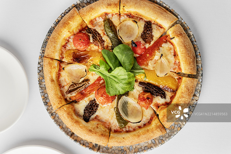 蘑菇披萨。羊肚菌披萨。美味的素食。新鲜出炉的那不勒斯披萨，配有奶酪和蘑菇。图片素材