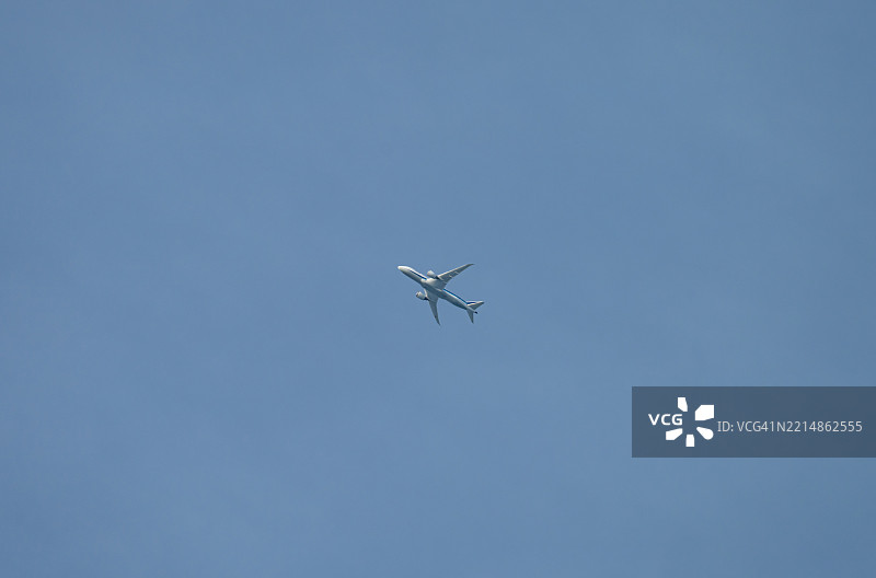 在日本神奈川的夕阳天空中飞行的飞机图片素材