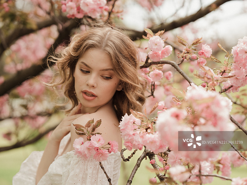 一位女性与盛开的树木的肖像图片素材
