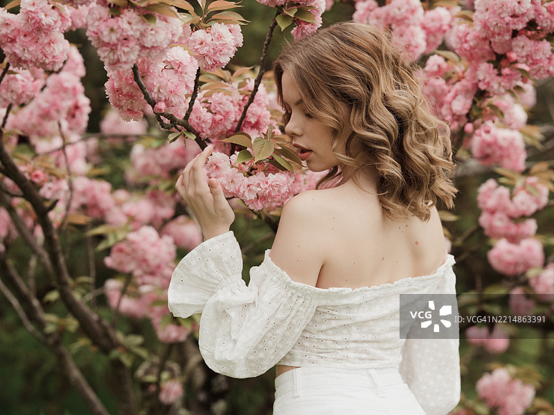 一位女性与盛开的树木的肖像图片素材