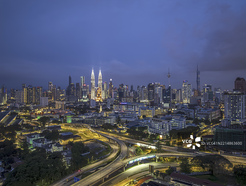 吉隆坡的黄昏光辉：蓝色时刻的城市动感图片素材