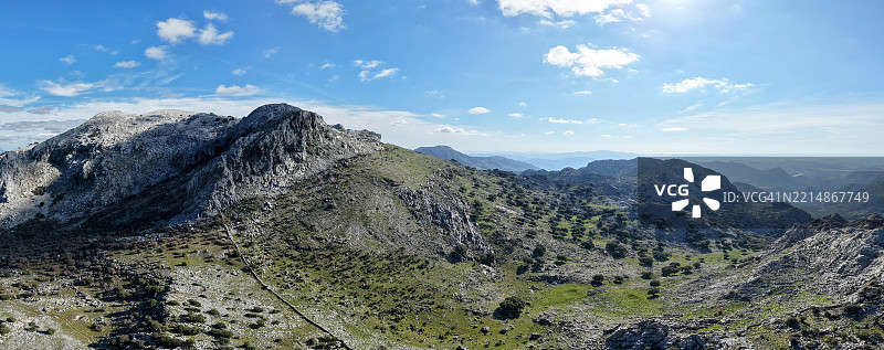 西班牙格拉萨莱马的蓝天白云下的山脉美景鸟瞰图图片素材