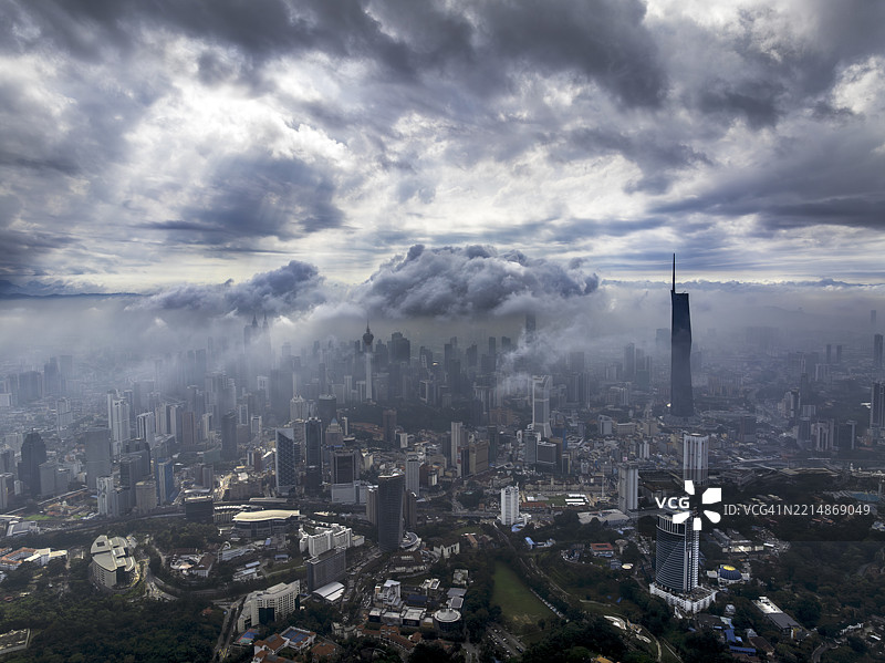 云中的吉隆坡：具有大气深度的城市景观图片素材