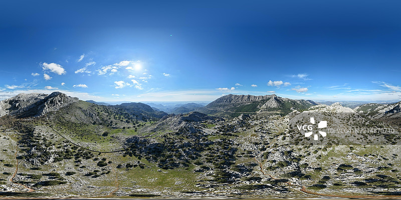 西班牙格拉萨莱马的蓝天映衬下的山脉全景360度航拍风光图片素材