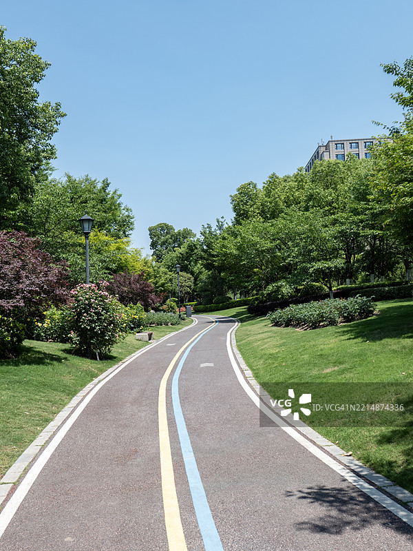 修剪整齐的公园中的弯曲慢跑道图片素材