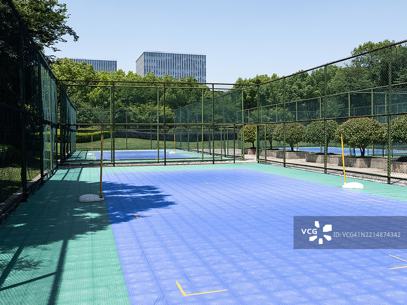 空旷的户外网球场，配有安全网图片素材