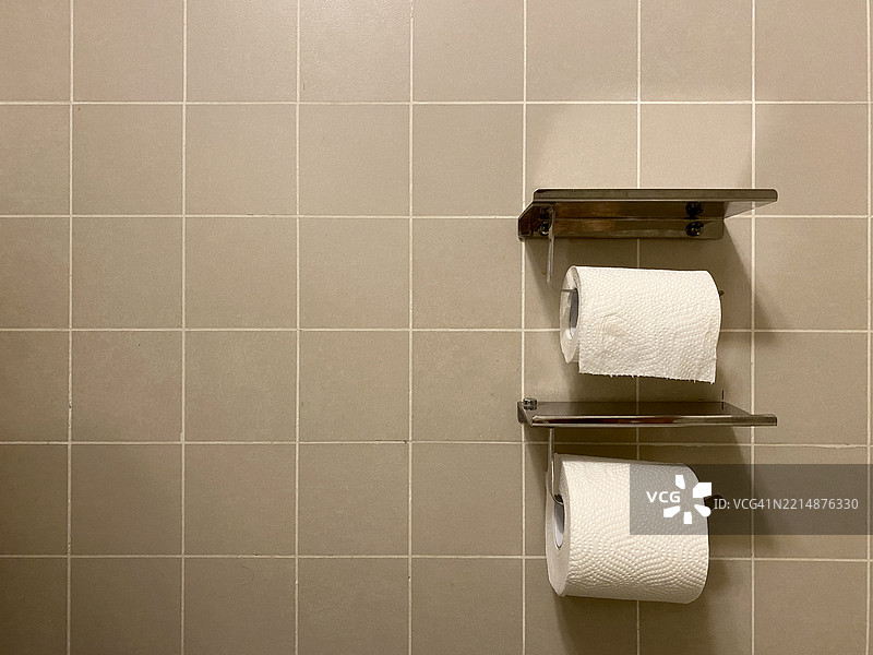 带有两个卫生纸卷的浴室壁挂毛巾架图片素材