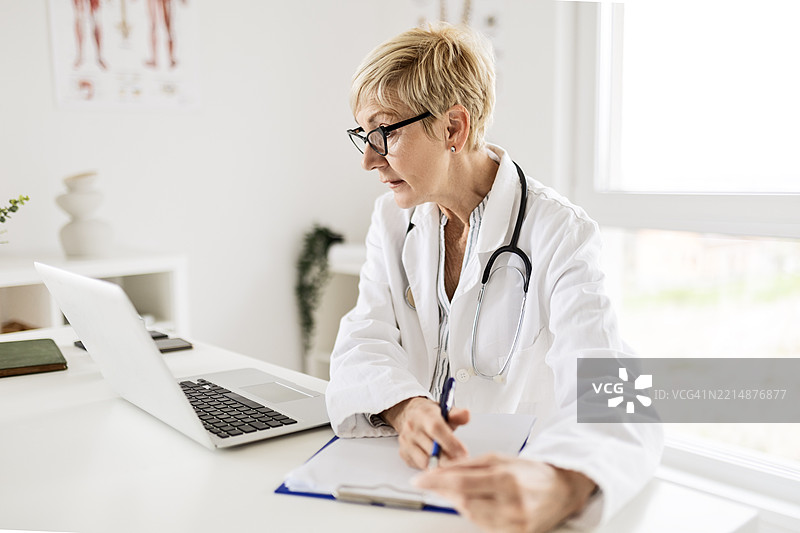 医生使用笔记本电脑图片素材