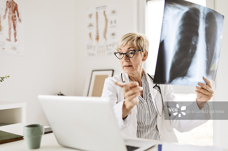 资深放射科医生解读胸部X光影像图片素材