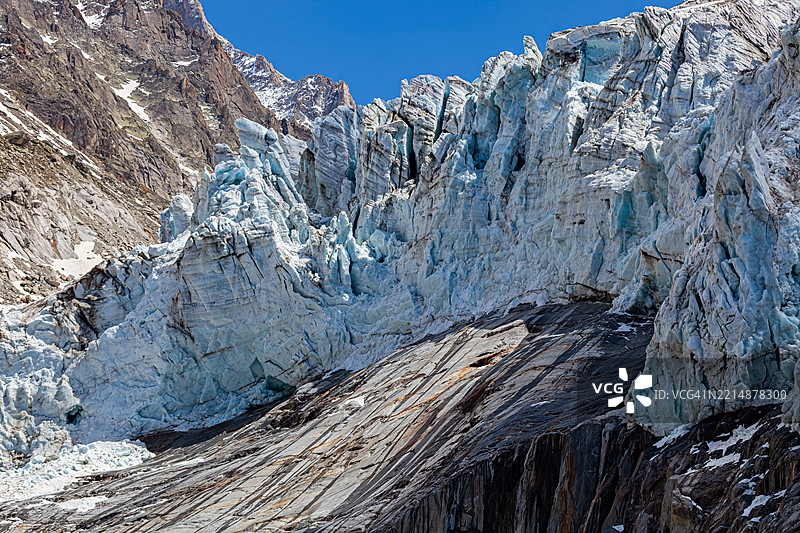 法国阿尔卑斯山阿根蒂耶冰川的冰层形成图片素材