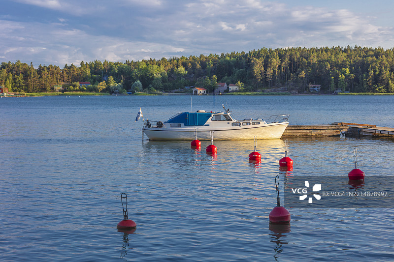 美丽的日落海景，群岛风光，木栈道和小船，芬兰的盛夏图片素材