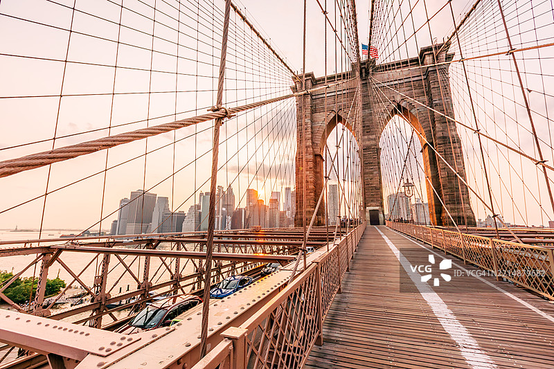 布鲁克林大桥和曼哈顿城市风景在夏季日落时分，纽约市，美国图片素材