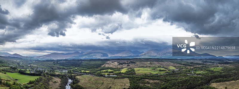 从无人机拍摄的尼维斯山脉全景，格兰皮安山脉，高地，洛哈伯，苏格兰，联合王国，欧洲图片素材