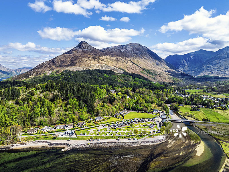 从无人机视角俯瞰的洛赫利文和度假公园，格伦科，苏格兰高地，英国，欧洲图片素材