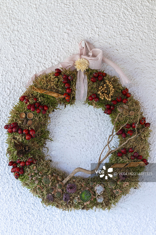 秋季植物装饰的门花环，施瓦茨，蒂罗尔，奥地利，欧洲图片素材