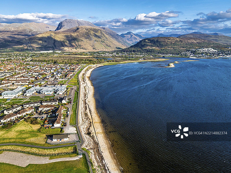从无人机视角俯瞰科尔海滩和内维斯山脉，科尔帕赫，威廉堡，高地，苏格兰，英国，欧洲图片素材