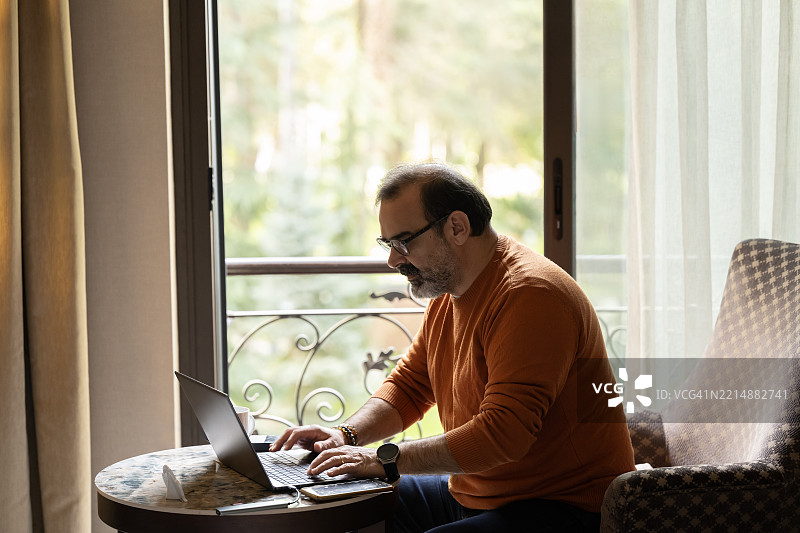 成熟男性在家工作图片素材