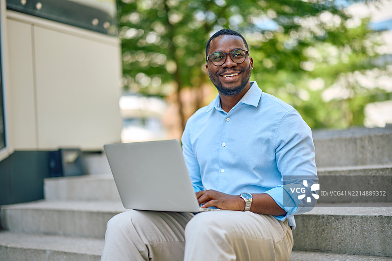 商人在户外楼梯上使用笔记本电脑工作图片素材