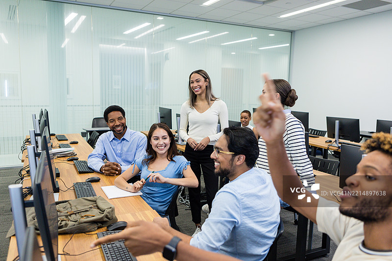 多种族学生在计算机实验室教室里图片素材
